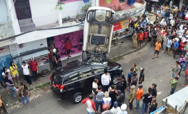 Honda Jazz Jatuh Melayang