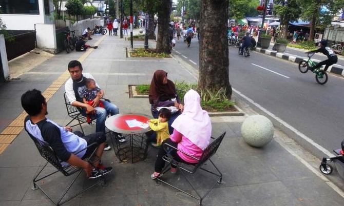 Kembalikan Romantisme Pejalan Kaki, Emil Resmikan 19 Trotoar