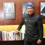 Emil Berang Trotoar Jalan Dago Dikotori