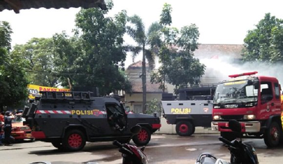 BREAKING NEWS: Bom Taman Pandawa, Kapolda Jabar: Pelaku Berhasil Dilumpuhkan KEPUNG: Sejumah kendaraan petugas kepolisian berada di sekitar Kelurahan Arjuna.