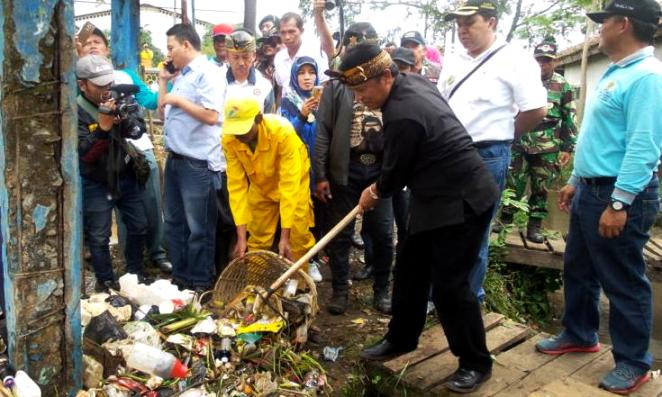 Bupati Bersihkan Sampah Sungai bupati