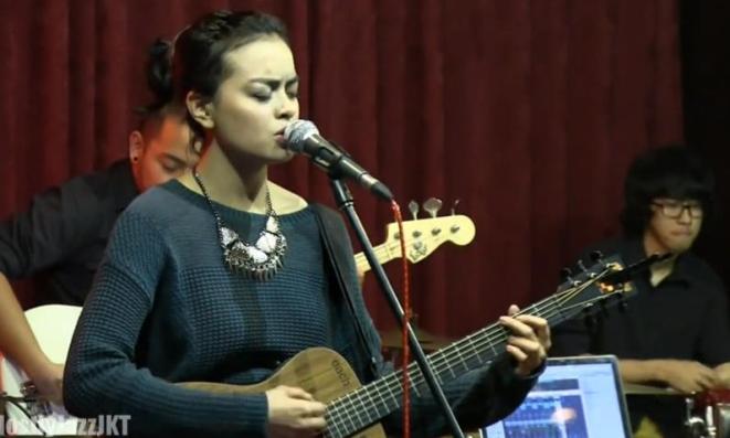 Eva Celia Hobi Naik Ojek