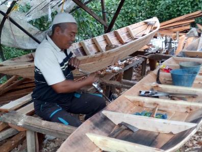 Harun Karundi, Perajin Perahu Tongkang Bertahan di Era Modern