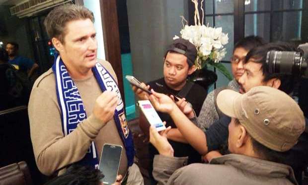 Maung Bikin Gentar Beruang Madu