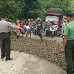 Proses pengurugan jalan dengan sirtu.
