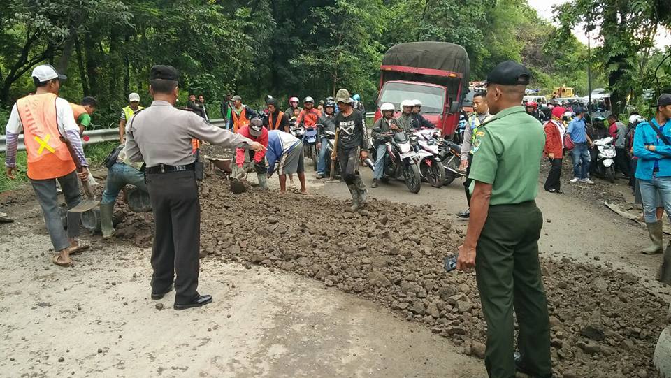 Duh Jalan Cireki Tomo Amblas, Ada Truk Beras Terguling Proses pengurugan jalan dengan sirtu.