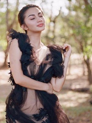 Tampil Dengan Gaun Hitam, Ariel Tatum Seksi Menggoda