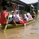 Banjir Tak Surutkan Semangat Belajar