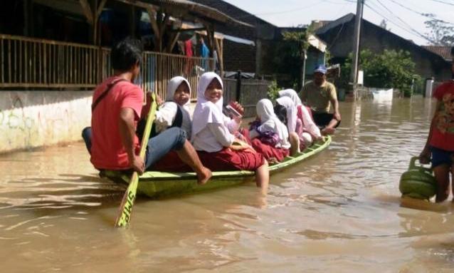 Banjir Tak Surutkan Semangat Belajar