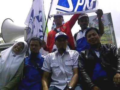 Buruh Tuntut Upah Minimum Sektoral