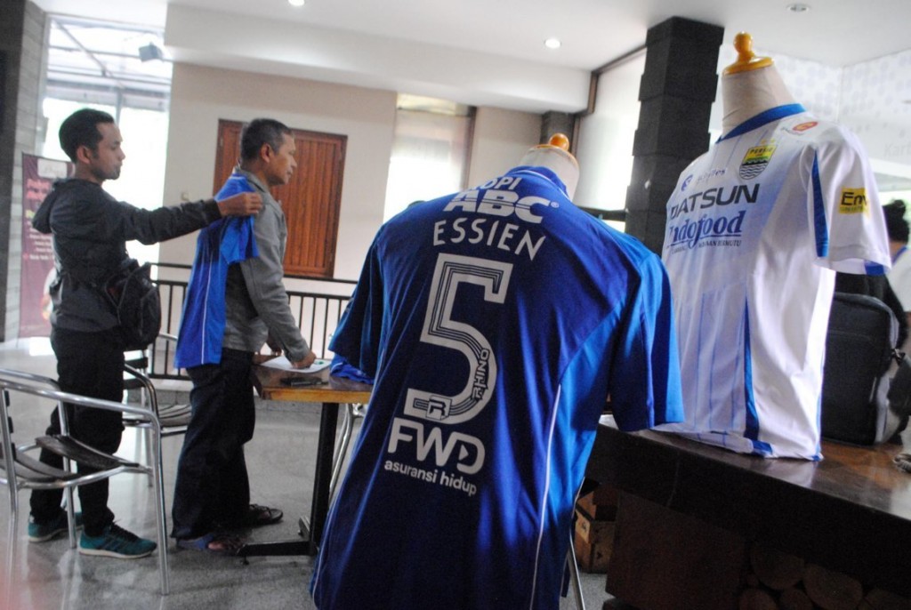 Permintaan Terus Naik, Jersey Essien Terus Diburu