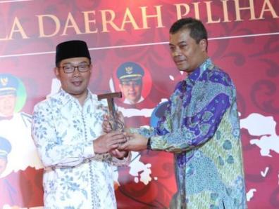 Emil Raih Kepala Daerah Teladan Emil Raih Kepala Daerah Teladan