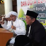 LEBIH CERDAS: Wakil Gubernur Jawa Barat, Dedi Mizwar saat mendengarkan ceramah dalam acara Tabligh Akbar dan Doa Bersama HUT ke-7 Sumedang Ekspres, di Masjid Agung Sumedang, Kabupaten Sumedang, Jawa Barat, Kamis (9/3).