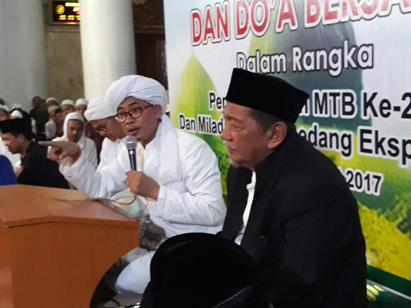LEBIH CERDAS: Wakil Gubernur Jawa Barat, Dedi Mizwar saat mendengarkan ceramah dalam acara Tabligh Akbar dan Doa Bersama HUT ke-7 Sumedang Ekspres, di Masjid Agung Sumedang, Kabupaten Sumedang, Jawa Barat, Kamis (9/3).