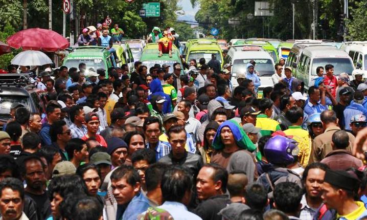 Segera Tertibkan Taksi Online