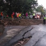 Jalan Tomo Kembali Amblas