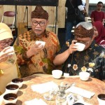 Penikmat Kopi Tumplek di NgopiSaraosna Vol. 1