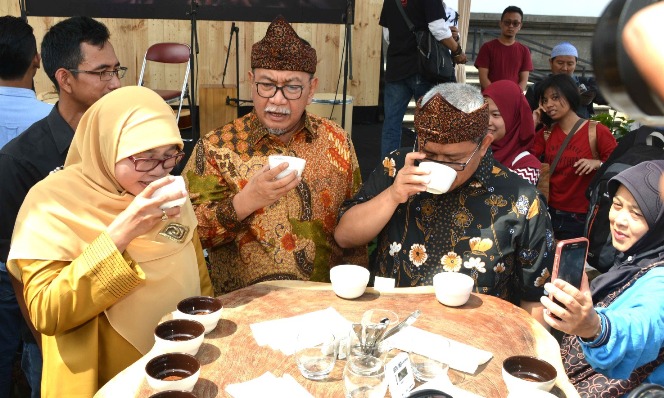 Penikmat Kopi Tumplek di NgopiSaraosna Vol. 1 Penikmat Kopi Tumplek di NgopiSaraosna Vol. 1