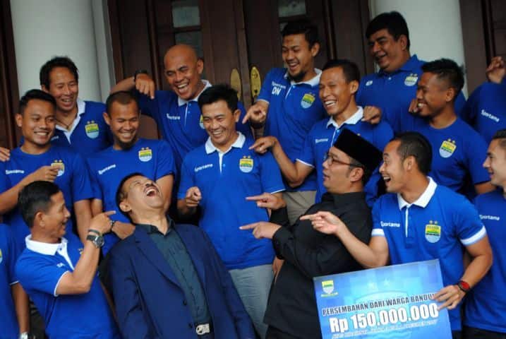 Persib Diganjar Kadeudeuh dari Emil Persib Terima Uang Kadedeuh Emil-min