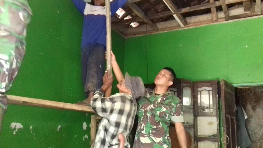 TNI Merenovasi 12 Rumah Milik Veteran