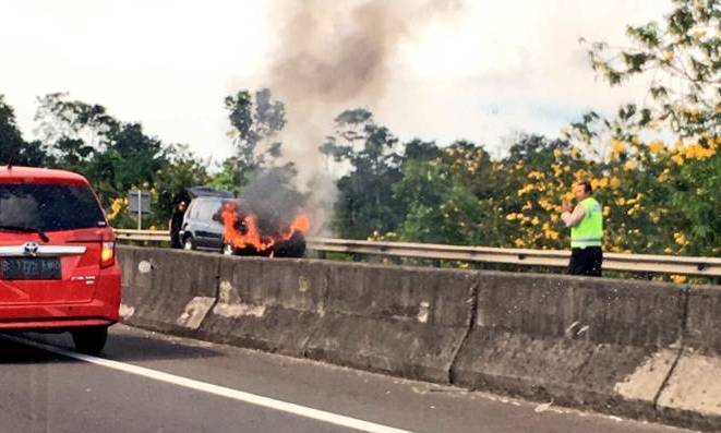 Xtrail Terbakar di Tol Cipularang