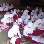 Banjir, Terpaksa Belajar di Lantai