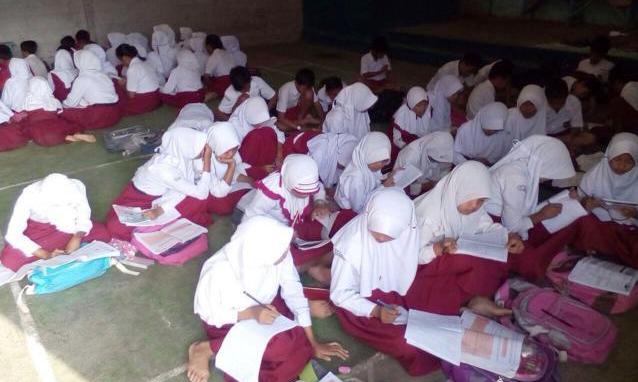 Banjir, Terpaksa Belajar di Lantai