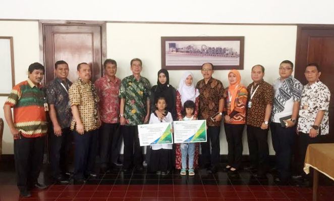 Dua Ahli Waris PT Kertas Padalarang Terima Santunan BPJS Ketenagakerjaan