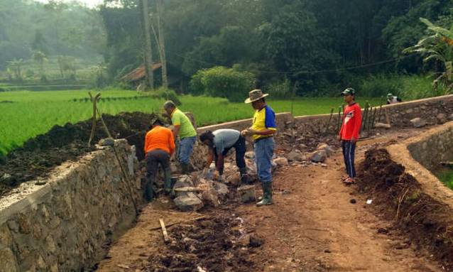 Minta Pemkab Perbaiki Jalan Bojongkunci