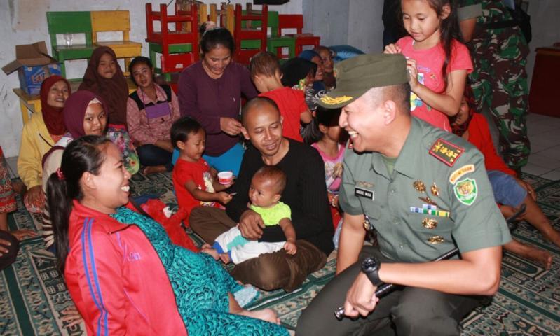 Korban Longsor Dibanjiri Bantuan