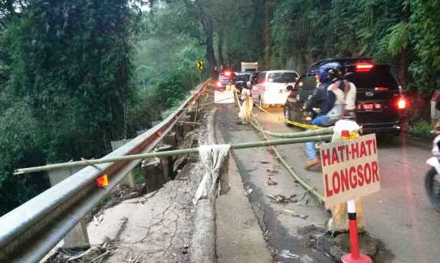 Kirmir Jalan Desa Cibodas Longsor