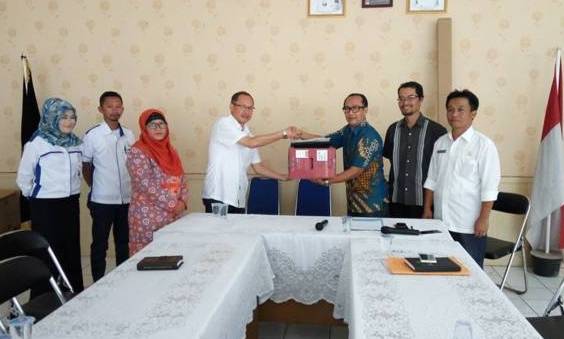 BPR Kerta Raharja Hibahkan Proyektor