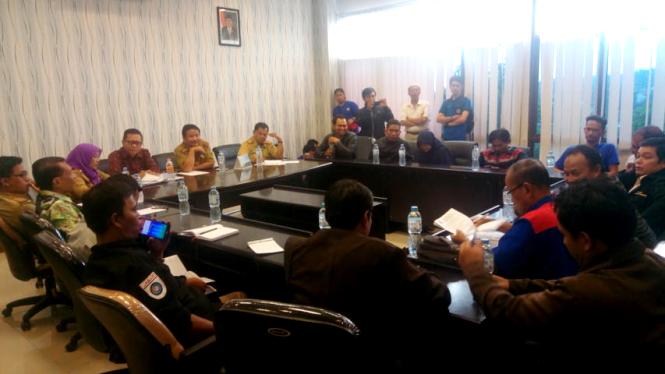 Desak Pemkab Tetapkan UMSK Desak Pemkab Tetapkan UMSK