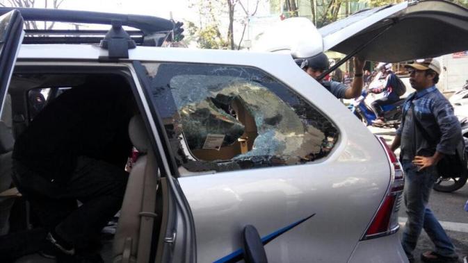 Tercoreng Perusakan Mobil Milik Warga