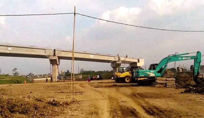 Kurangi Debu di Proyek Tol Kurangi Debu di Proyek Tol