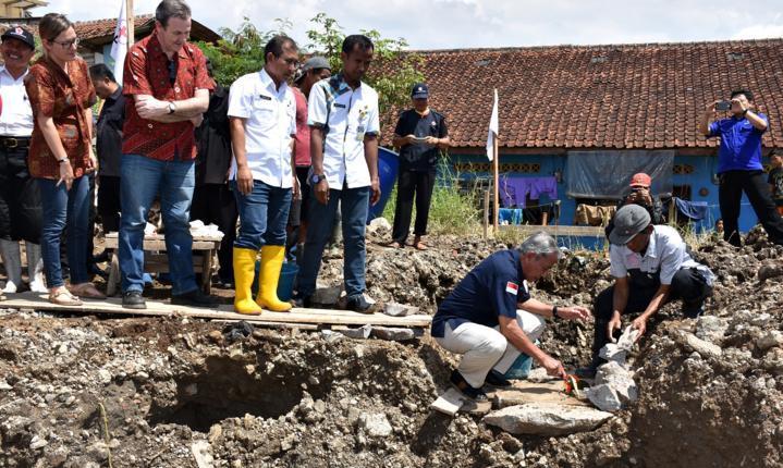 PMI Bangun Tempat Pengungsian PMI Bangun Tempat Pengungsian