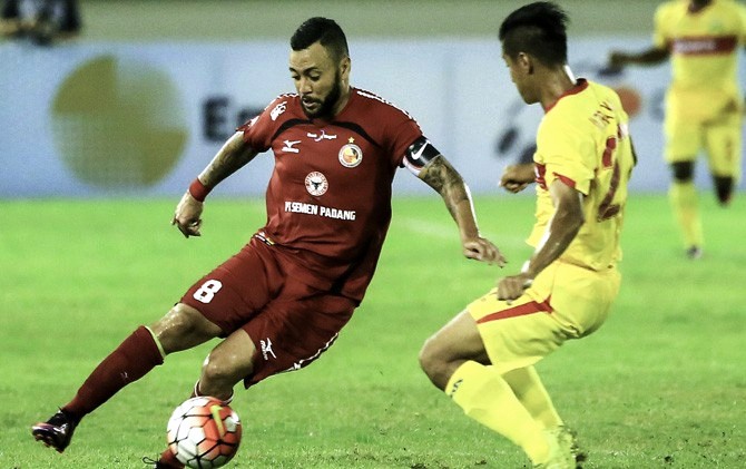 Semen Padang Raih Kemenangan atas Arema FC Semen Padang Raih Kemenangan atas Arema FC