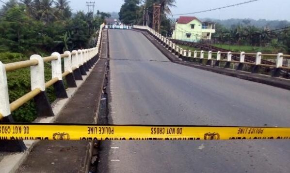 Akses Jembatan Cipamingkis Amblas