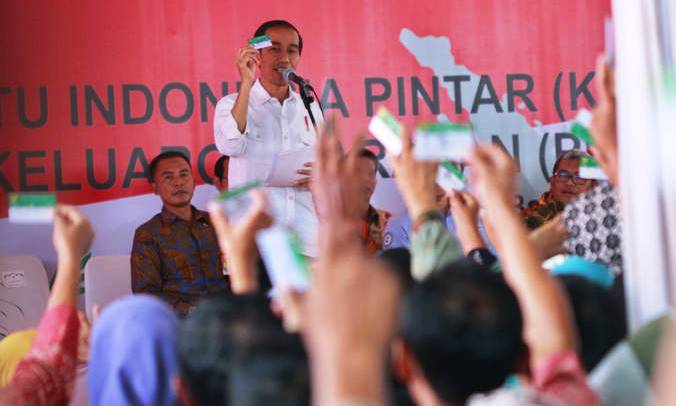 Bagikan Kartu KIS-PBI di Bandung