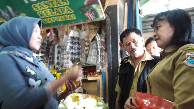 Sidak, Diskoperindag Temukan Minyak Curah Masih Dijual Sidak Pedagang