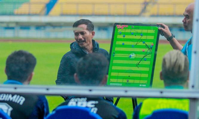 Mencari Penantang Persib