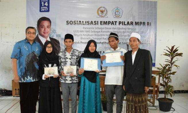 Tumbuhkan Nilai Patriotisme di Pesantren