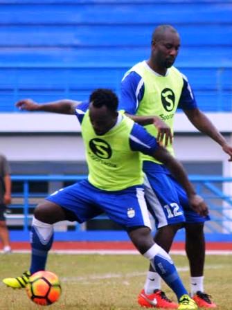 Main Malam, Essien dan Cole Yakin Maksimal