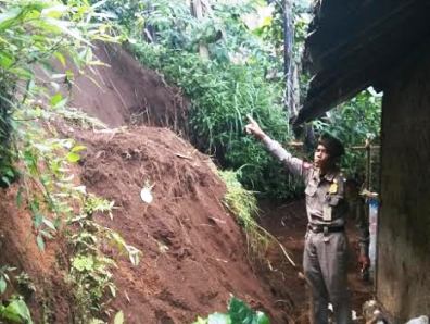 Longsor Ancam Sejumlah Rumah di Pangalengan