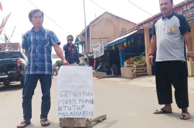 Akses ke Tol Soroja Ditutup Warga Akses ke Tol Soroja Ditutup Warga