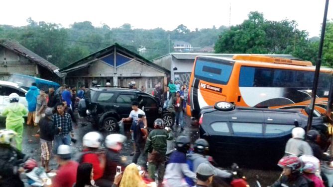 Bus Hajar 7 Mobil dan 5 Motor, Tewaskan 3 Orang