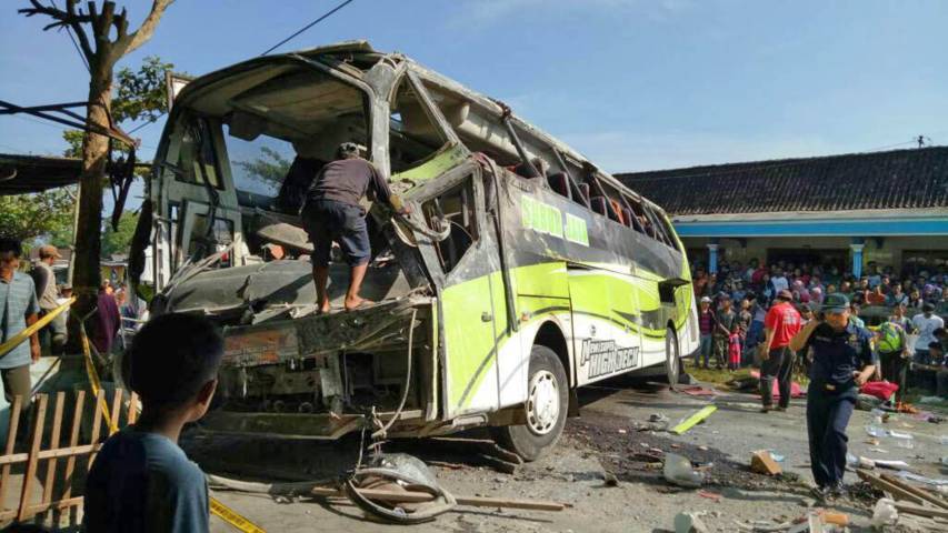 Di Cipali Sundul Truk, di Magelang Bus Terguling Bus-Maut