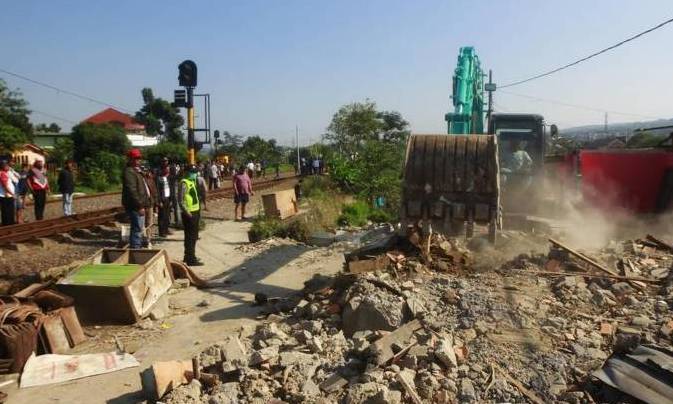 PT KAI Kembali Bongkar Bangunan Warga