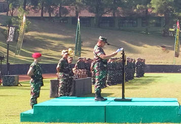 Peleton Tangkas Para Raider Unjuk Kebolehan KASAD Jendral TNI Mulyono