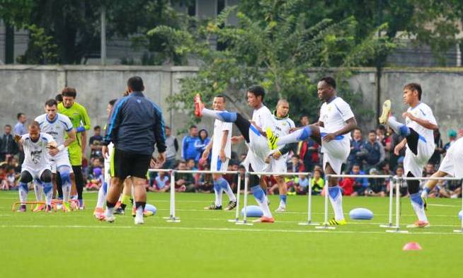 Tak Akan Terkecoh Klasemen, Djanur Bidik Kemenangan persib